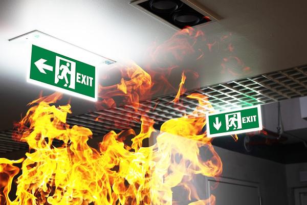 Đèn exit và đèn khẩn cấp là thiết bị quan trọng giúp hướng dẫn và chiếu sáng trong các tình huống khẩn cấp.