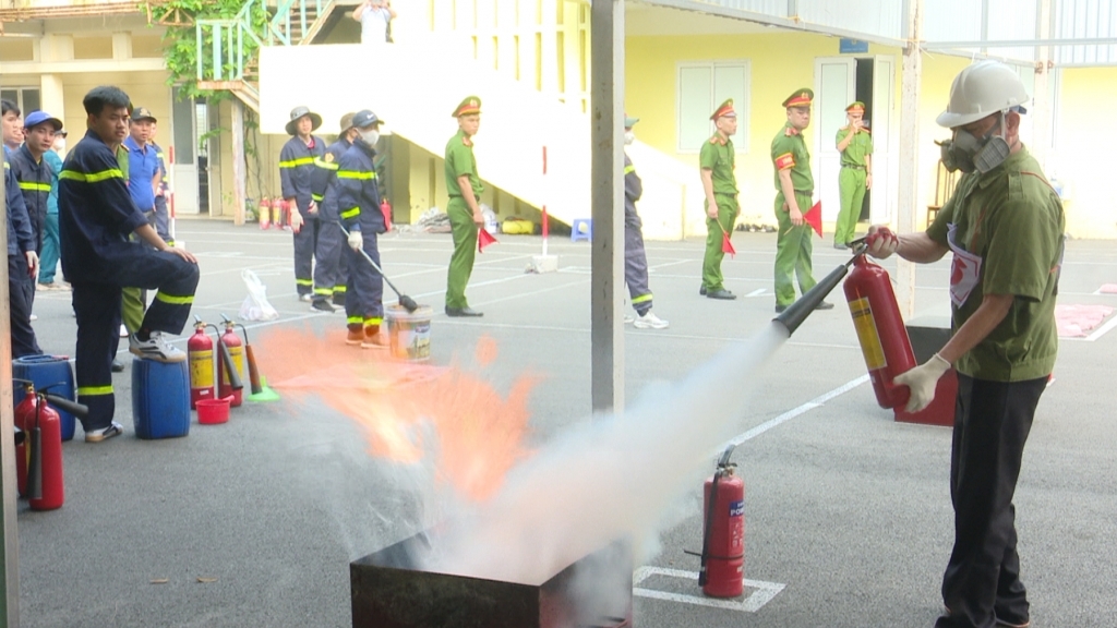 Khi sử dụng bình chữa cháy, cần hiểu rõ đặc điểm và công dụng của từng loại khác nhau