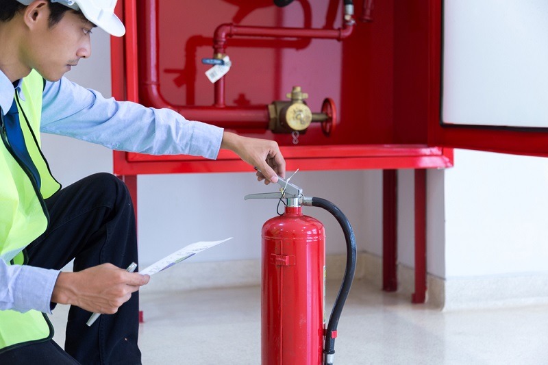 Khi kiểm tra thiết bị PCCC, cần thực hiện từng bước một cách tỉ mỉ và chính xác