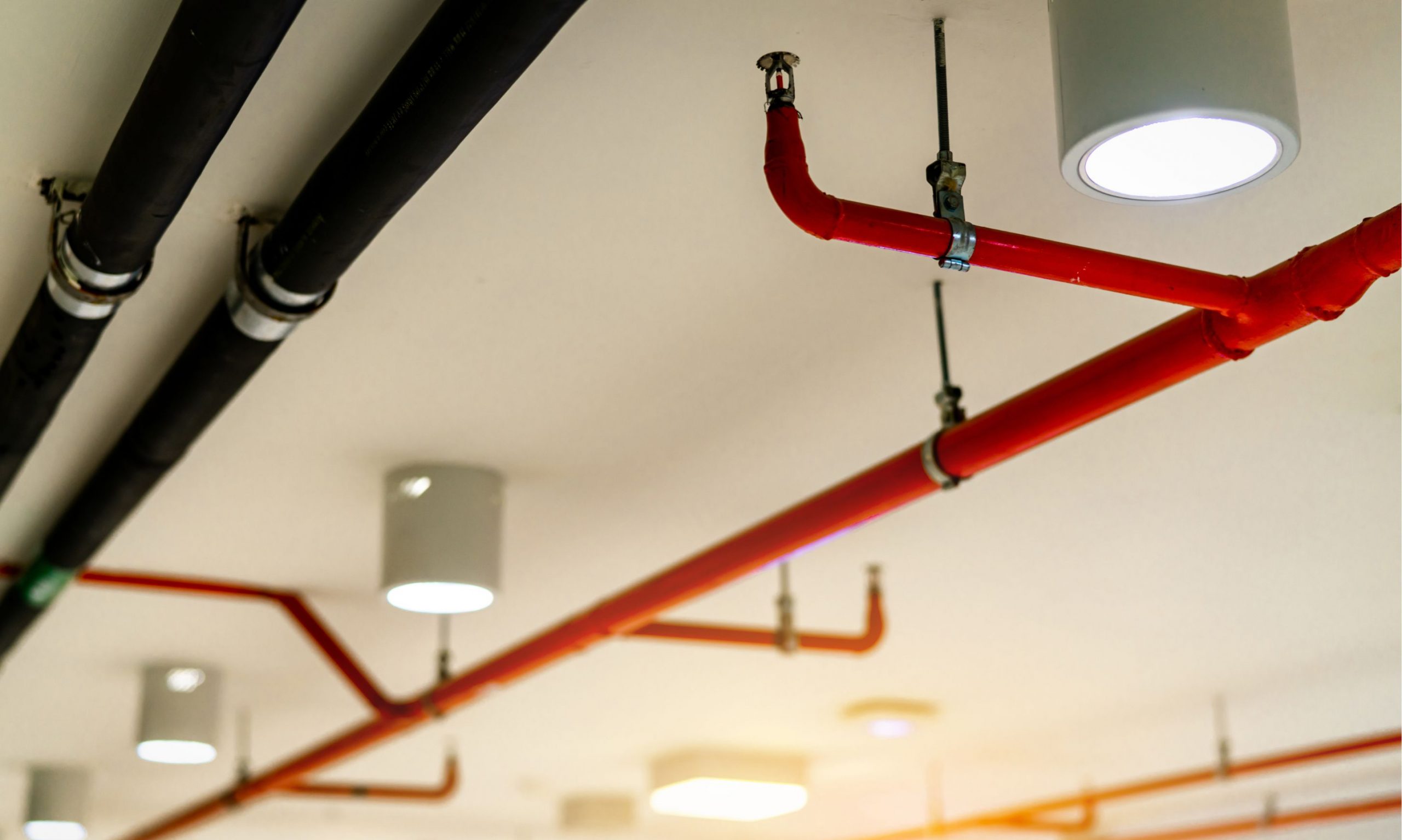 Đầu phun sprinkler cần được vệ sinh định kỳ để loại bỏ bụi bẩn và mảnh vụn tích tụ lâu ngày