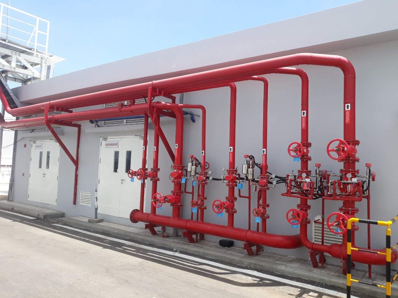 Thiết bị PCCC đóng vai trò quan trọng trong việc bảo vệ tài sản và tính mạng con người.