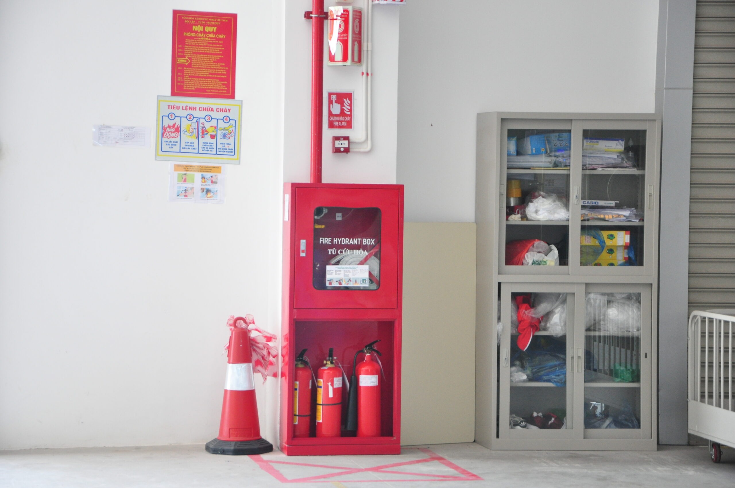 Tủ cứu hỏa và cuộn vòi chữa cháy luôn đi kèm trong các hệ thống thiết bị PCCC tiêu chuẩn