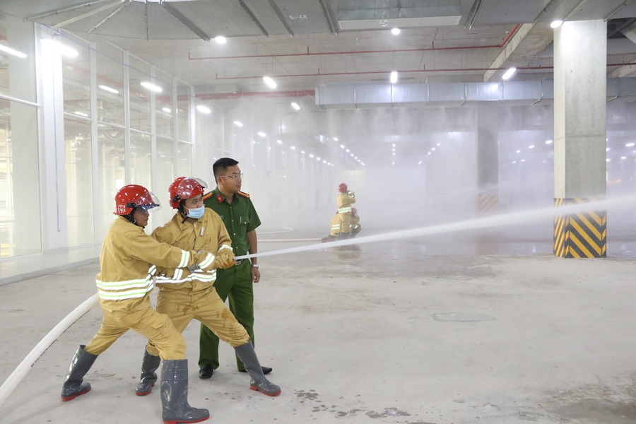 Vòi chữa cháy là thiết bị chuyên dụng giúp dẫn nước đến khu vực xảy ra cháy nhanh chóng